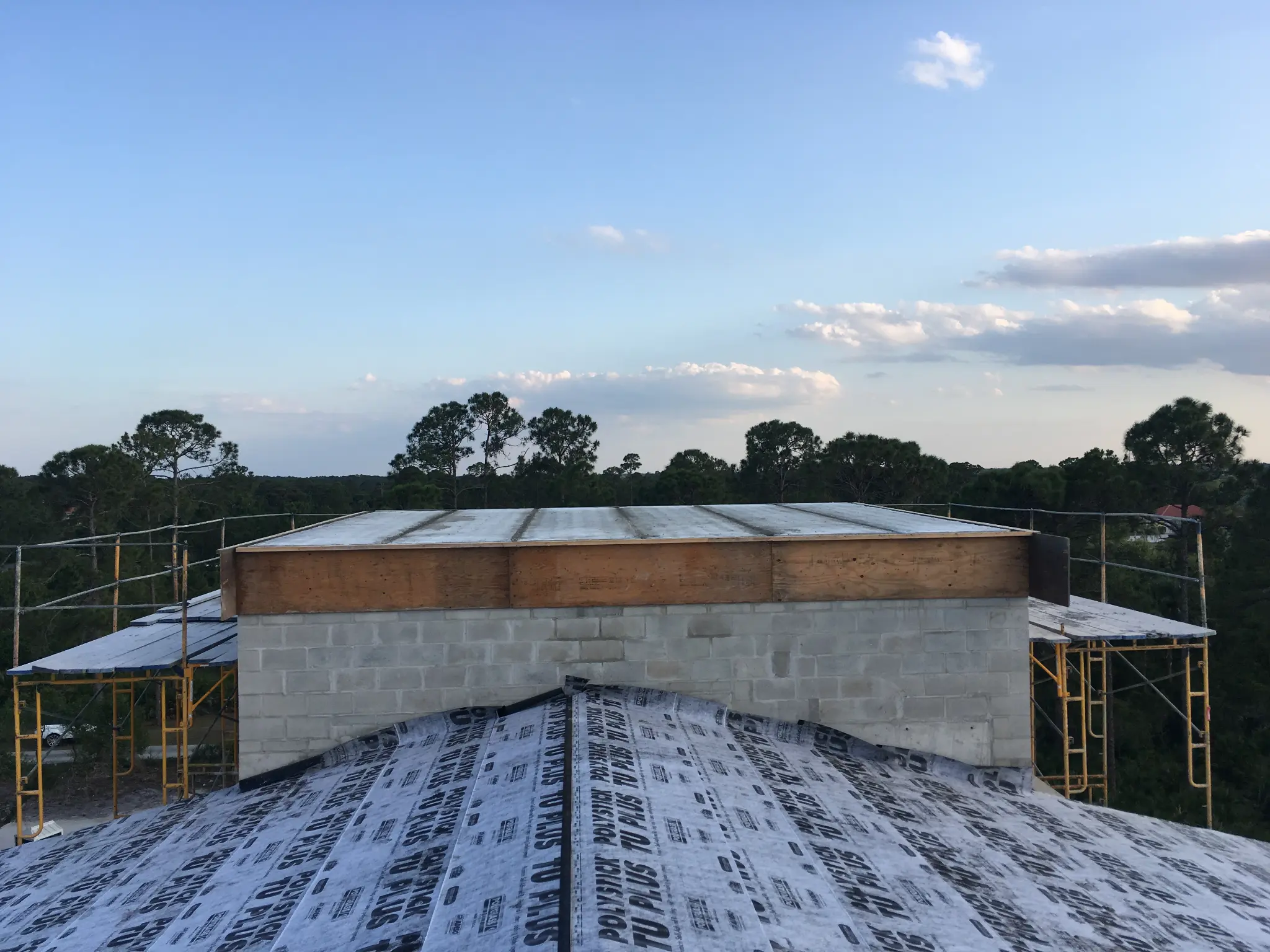 Hollowcore roof deck with waterproofing membrane